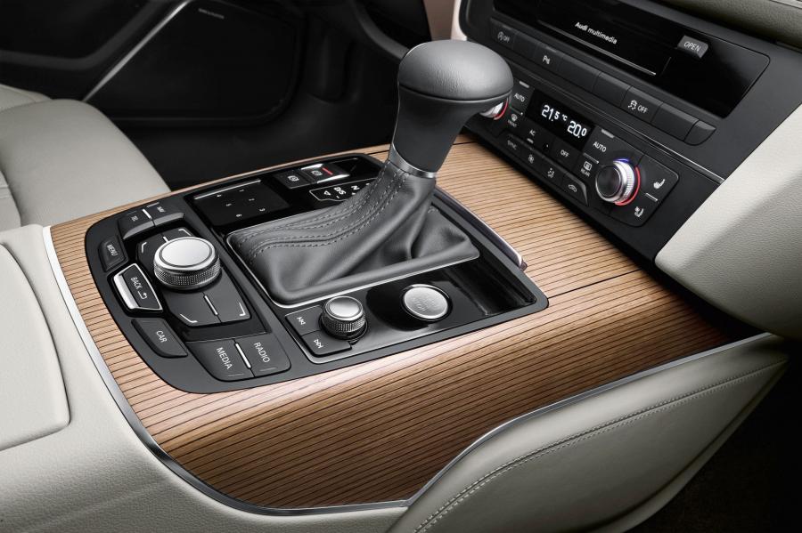 Детали интерьера Audi A6 3.0 TDI Sedan (4G, C7) 2011 года  (WW) (фото 12 из 74)